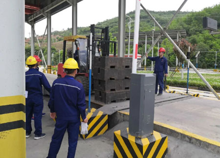 安排執(zhí)行部劉工到客戶(hù)工廠指導(dǎo)地磅運(yùn)營(yíng)及基礎(chǔ)